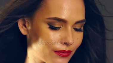 Rüzgar saç üfleme güzel kızın saç modeli .
