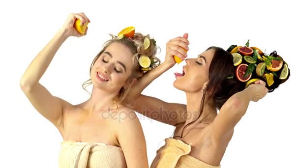 Cuidado del cabello y mascarilla facial de frutas y cuerpo de mujer  . — Vídeo de stock