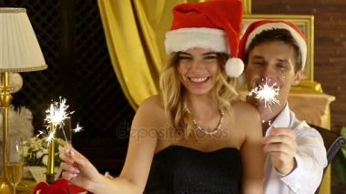 Xmas kutlamak Noel Baba şapkası sevgi dolu çiftle Noel Restoran