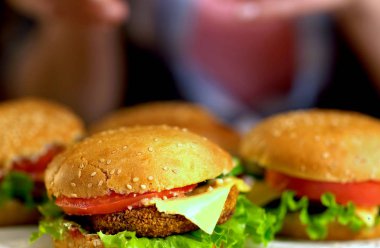 Hamburger fast food ham ahşap tahta üzerinde. Grup hamburger.