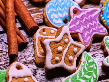 Noel gingerbread çerezleri tarçın çubuğu ile.