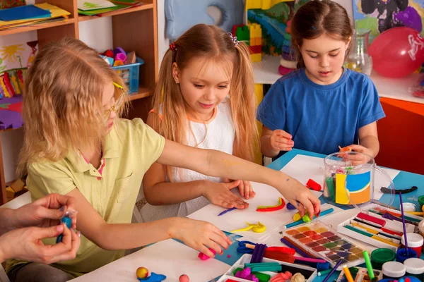 Plasticine modellering van klei in de klas van de kinderen. Leraar leert op school. — Stockfoto