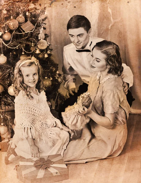 Boże Narodzenie zdjęcie rodziny z matka ojciec dziewczyny. Czarno-białe — Zdjęcie stockowe