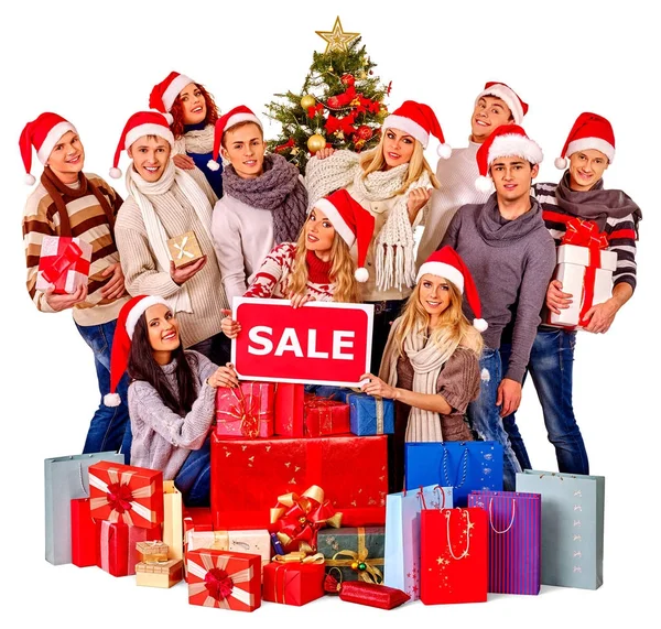 Χριστούγεννα φίλους γυναίκες, άνδρες με ψώνια τσάντα και κουτί δώρου. — Φωτογραφία Αρχείου