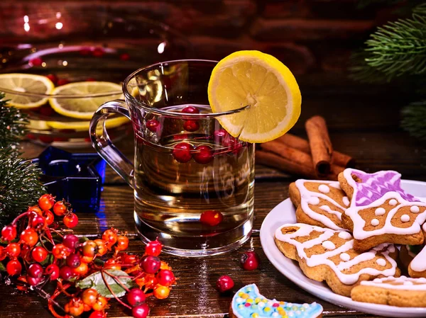 Taza de cristal de gluhwein de Navidad y galletas multicolores de Navidad . — Foto de Stock