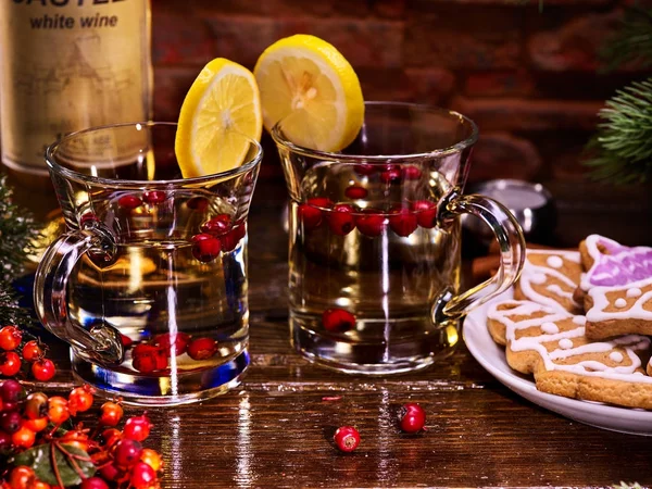 Placa de galletas de invierno y dos vasos taza con bayas rojas . — Foto de Stock