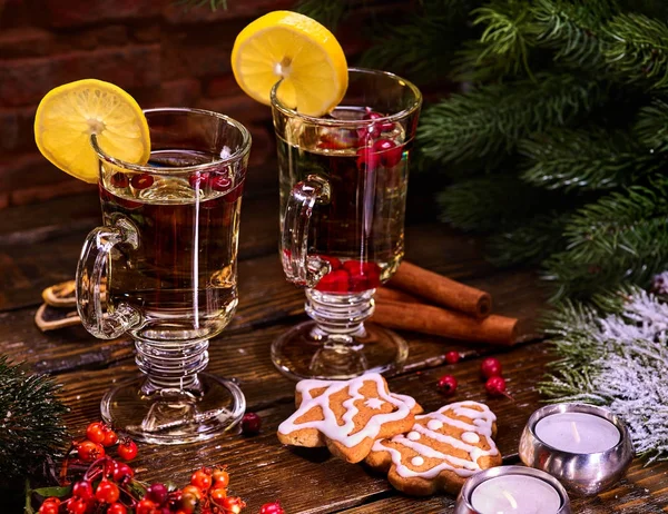Świąteczne pierniczki z parą kubek ozdoba cytryna plasterek i pliki cookie. — Zdjęcie stockowe