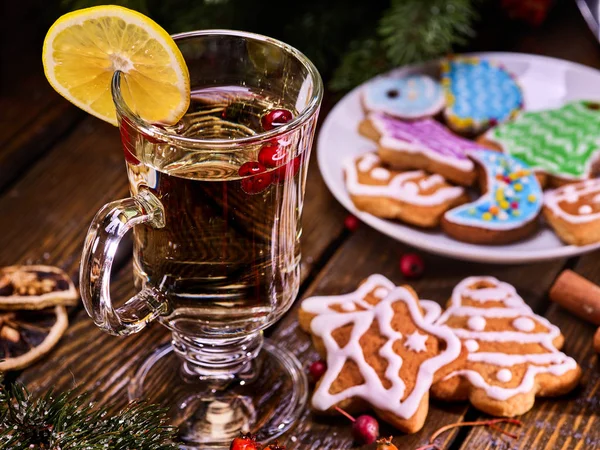 Kerstmis hot wijn met cookies op plaat onder fir vertakkingen. — Stockfoto