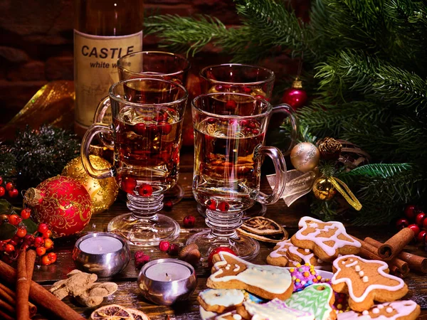 Mesa de Navidad con ponche y vino caliente . — Foto de Stock