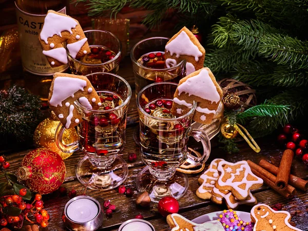 Decoraciones de mesa de Navidad con vasos de ponche . — Foto de Stock