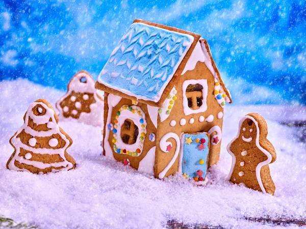 Pan de jengibre hombre y árboles de Navidad galletas en la nieve . —  Fotos de Stock