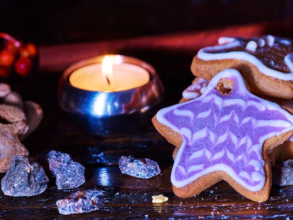 Canela palo fondo con el hombre de jengibre de Navidad en la mesa de madera — Foto de Stock