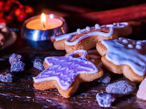 Mum Noel gingerbread çerezleri ile masa lambası . — Stok fotoğraf