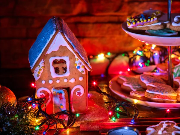 Tavolo a lume di candela con biscotti della casa di pan di zenzero di Natale  . — Foto Stock
