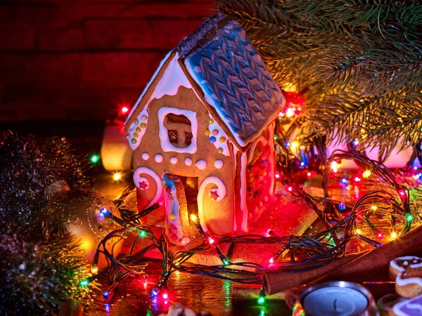 Casas de pan de jengibre en la guirnalda de Navidad . —  Fotos de Stock