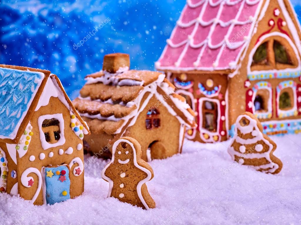 Árbol de Navidad con galletas hombre de jengibre y dulces casas — Foto