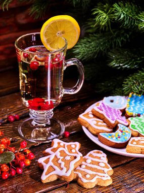 Noel çerezleri tabak ve bardak kahve kupa limonlu.