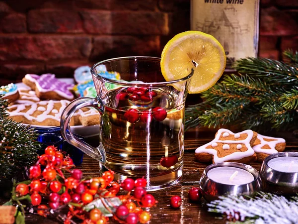 Taza de vidrio y galletas multicolores de Navidad en forma de estrellas . — Foto de Stock