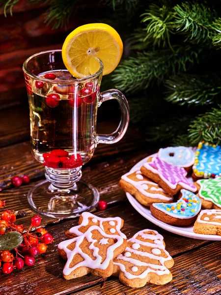 Christmas cookies plaat en glas latte Mok met citroen. — Stockfoto