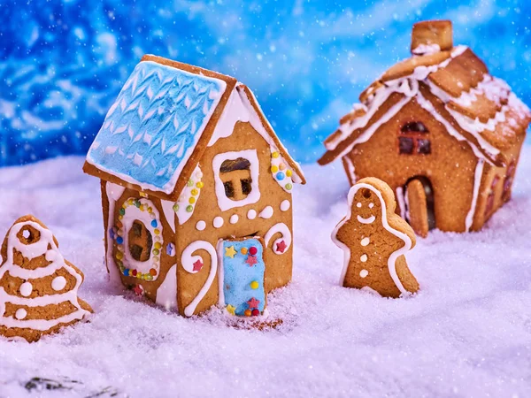 Dos casas de galletas y un hombre de jengibre . — Foto de Stock