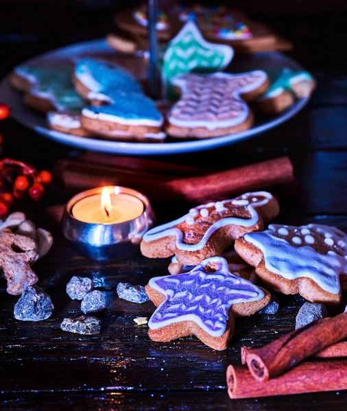 Mum Noel gingerbread çerezleri ile masa lambası . — Stok fotoğraf