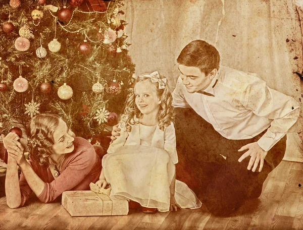 Nostalgie Weihnachten Familie mit Kind Mädchen Dressing Weihnachtsbaum. — Stockfoto