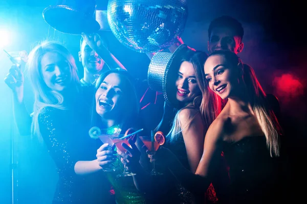 Taneční party s skupiny lidí tančí a disco koule. — Stock fotografie