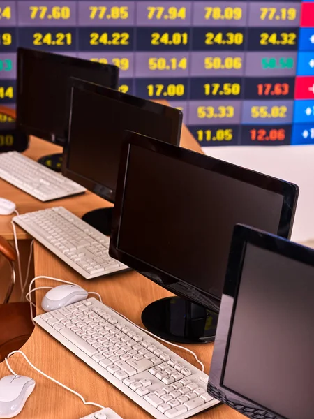 Oficina de pc de monitor de negocios. Mercado de valores gráfico digital gráfico pantalla  . —  Fotos de Stock