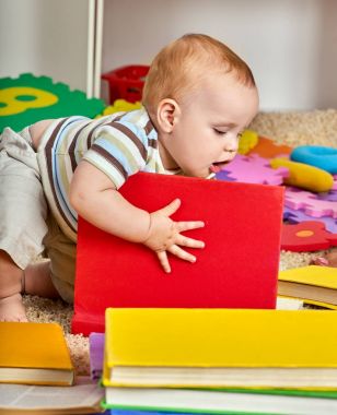 Çocuk ve anne çocuk yerde yatarken bebek ve kitap okumak.