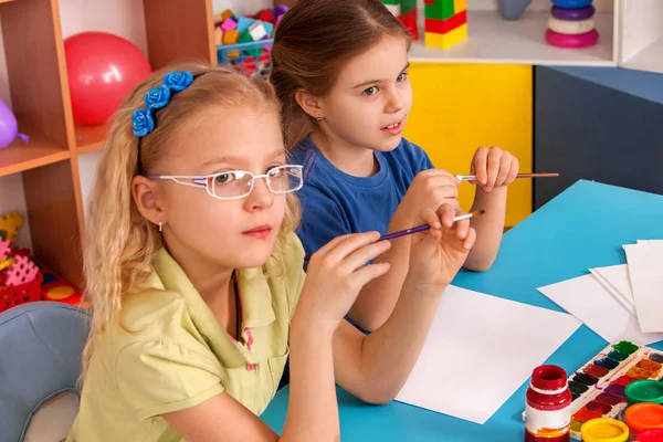 Piccoli studenti bambini pittura in classe scuola d'arte . — Foto Stock