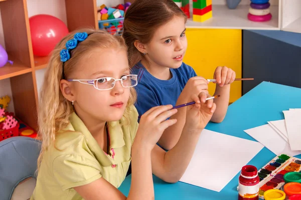 Estudantes pequenos crianças pintando em aula de arte escola . — Fotografia de Stock