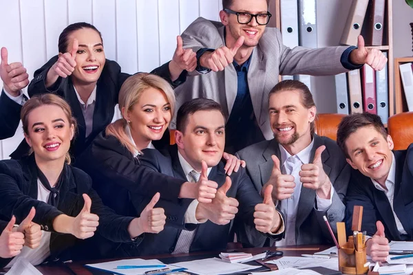 Gente de negocios vida de oficina de la gente del equipo están contentos con el pulgar hacia arriba  . — Foto de Stock