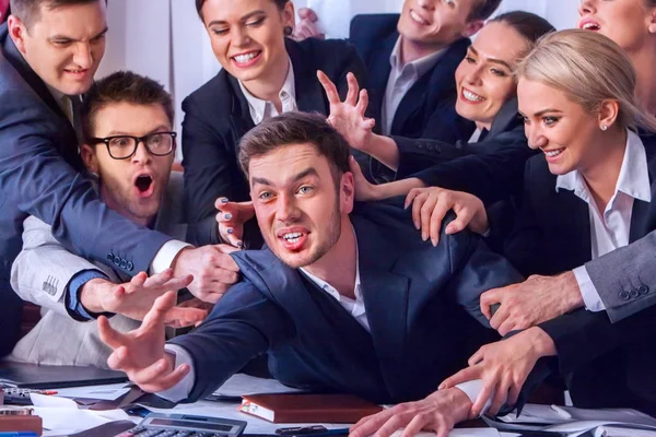 Geschäftsleute Büro. Team-Leute sind unzufrieden mit ihrem Anführer. — Stockfoto