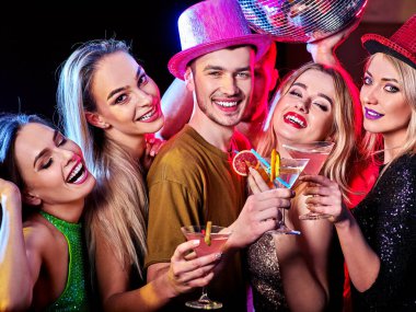 Parti grup müzikle dans edenler dans ve disko topu.