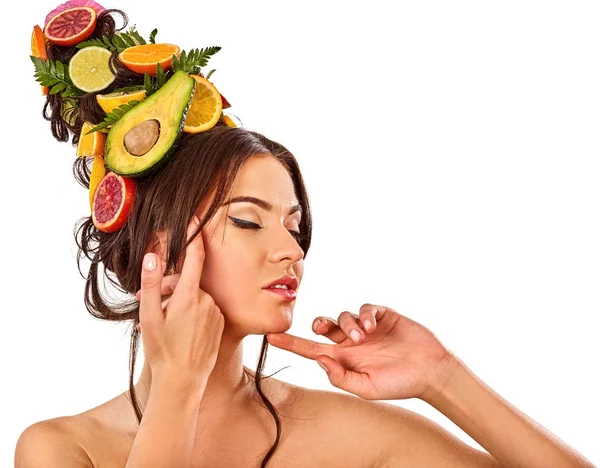 Masque capillaire de fruits frais sur la tête de la femme. Épaules nues — Photo