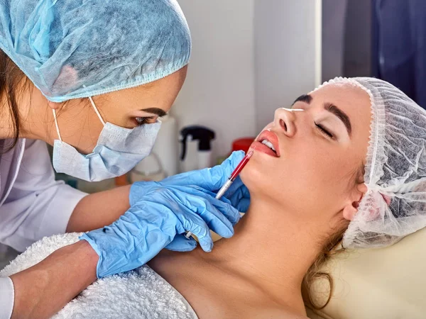 De injectie van de vuller voor vrouw voorhoofd gezicht. Kunststof esthetische gezicht chirurgie. — Stockfoto