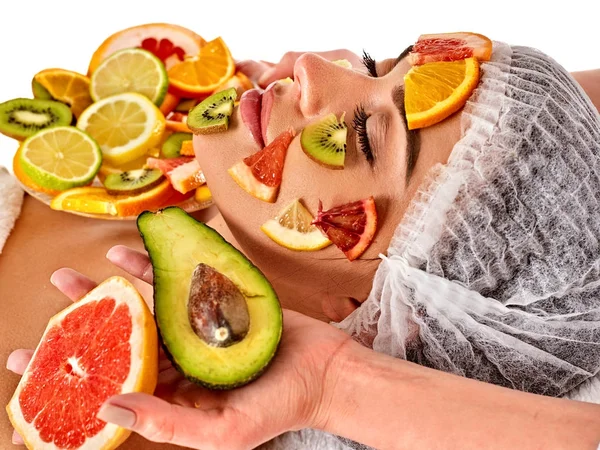 Máscara facial de frutas frescas de mulher. Esteticista aplicar fatias . — Fotografia de Stock