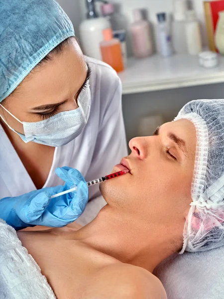 Rellenos dérmicos del hombre en el salón de spa con esteticista . — Foto de Stock