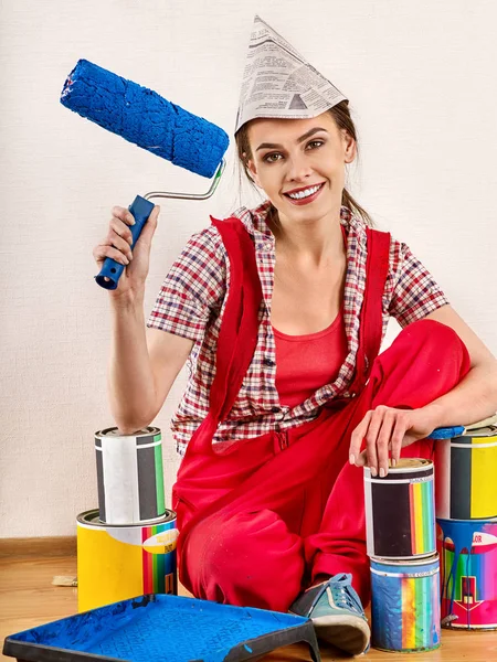 Réparation maison femme tenant rouleau de peinture pour papier peint . — Photo