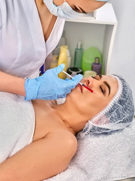 Dermal fillers läppar av kvinna i spasalong med kosmetolog. — Stockfoto