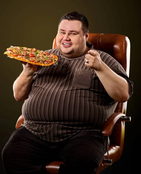 Fet man äter snabbmat pizza. Frukost för överviktig person. — Stockfoto