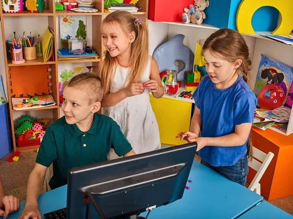 Bambini classe di computer noi per l'istruzione e videogiochi . — Foto Stock