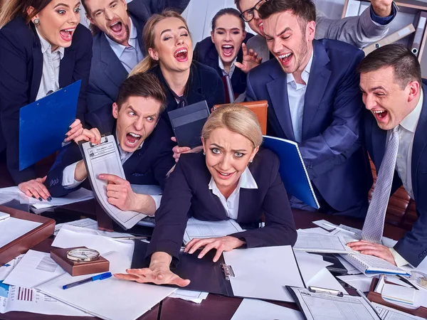 Mensen op kantoor. Team mensen zijn ongelukkig met hun leider. — Stockfoto