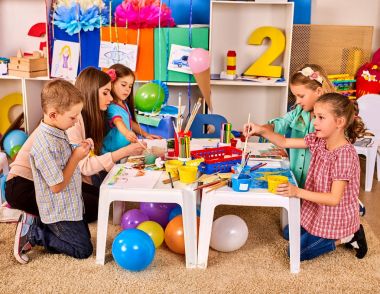 Boyama ve çizim birlikte çocuklar. El sanatları dersi İlköğretim Okulu.