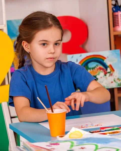 Estudantes pequenos crianças pintando em aula de arte escola . — Fotografia de Stock