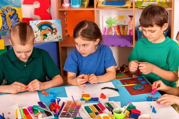 Barn degen spelar i skolan. Plastilina för barn. — Stockfoto