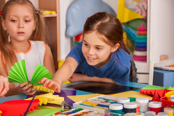 School kinderen met een schaar in handen van de kids snijden van papier . — Stockfoto