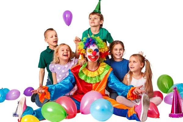 Geburtstagskind Clown spielt mit Kindern. Kinderferienkuchen. — Stockfoto
