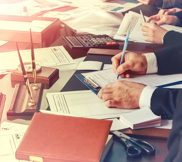 Oude manier nieuwe manier zakelijke. Bijgesneden schot van lichaamsdeel. — Stockfoto