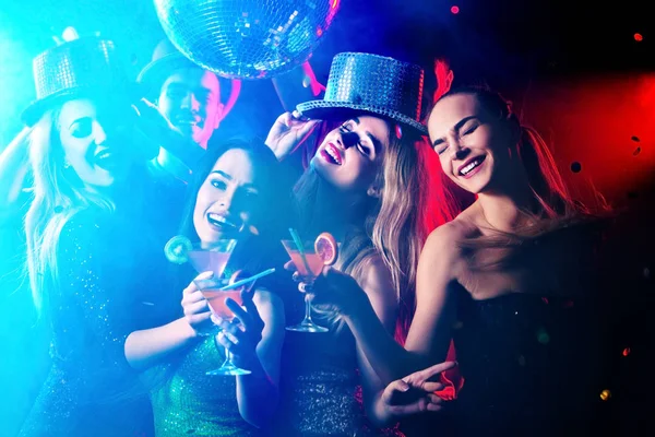 Fiesta de baile con gente de grupo. Jóvenes bailando bajo las drogas . — Foto de Stock